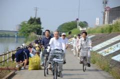 画像　自転車で激励に回る加藤市長