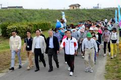 画像　ウォークする加藤市長