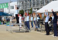 画像　西枇杷島体育祭で体操をする永田市長
