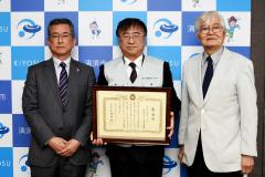 画像　受賞したあいち防災リーダー会西尾張ブロック清須支部代表と永田市長（左端）