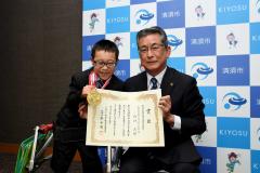 画像　受賞した白村光さんと永田市長（右側）