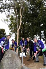 画像　記念植樹する永田市長（右から2人目）