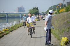 画像　自転車で激励に回る加藤市長