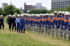 画像　閲団する加藤市長