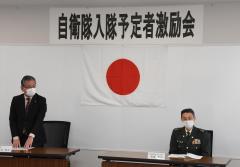 激励の言葉を述べる永田市長(左)
