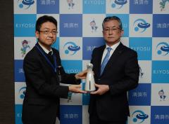 渡邉部長(左)と永田市長(右)