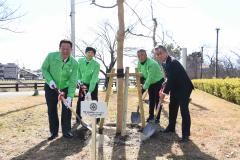 植樹する永田市長（手前右）