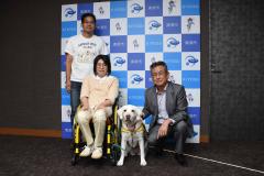 画像　介助犬レビンと麻生さんご夫婦、永田市長