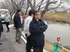 画像　現場を確認する永田市長