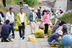 画像　歩いて激励に回る永田市長