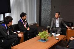 画像　（左から）傳田選手、古賀選手、永田市長