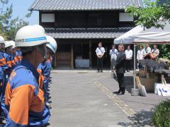 画像　市消防団へ激励する永田市長