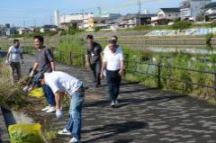 画像　歩いて激励に回る永田市長