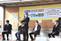 トークイベントに参加する永田市長の画像