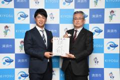 桂川選手(左)と永田市長(右)画像