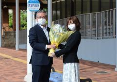 職員から花束の贈呈を受ける永田市長(左)
