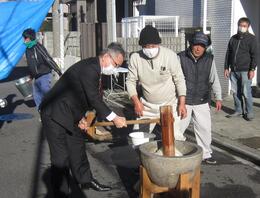 餅をつく永田市長画像