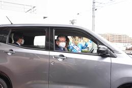 電気自動車を試乗する永田市長画像