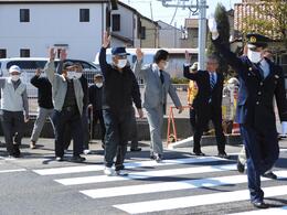 横断歩道を渡る永田市長画像
