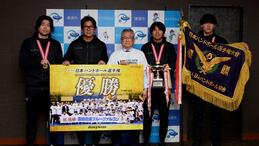 （左から）水町選手、田中監督、永田市長、古屋選手、矢野選手画像