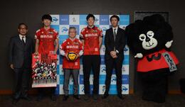 （左から）横井社長、小山選手、永田市長、傳田選手、佐藤部長、ウルドくん画像