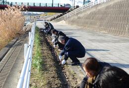 球根を植える永田市長画像