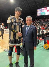 傳田選手（左）と永田市長画像
