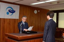 辞令を交付する永田市長（左）画像