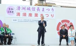 挨拶を述べる永田市長画像