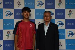 岩瀬さん（左）と永田市長画像
