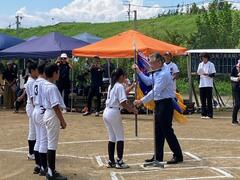 優勝旗の受け渡しをする永田市長画像