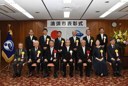 式典参加者の記念撮影画像