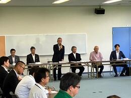 挨拶を述べる永田市長画像