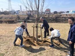 植樹をする参加者のみなさんと永田市長画像