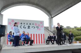 挨拶を述べる永田市長画像