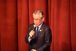 挨拶を述べる永田市長画像