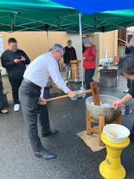 餅つきに参加する永田市長画像