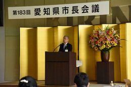 挨拶を述べる永田市長画像
