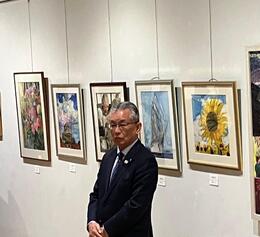 作品を鑑賞する永田市長画像