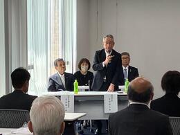 挨拶を述べる永田市長画像