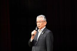 挨拶を述べる永田市長画像
