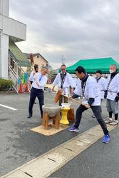 餅つきに参加する永田市長画像