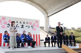 挨拶を述べる永田市長画像